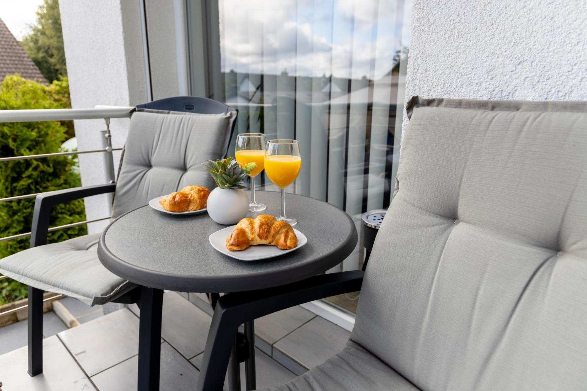 Design Maisonette - 24H Self-Check-In - Bis 7 Pers - In Direkter Weihernaehe - Parkplatz - Wifi - Balkon -Terrasse - Radwege Schiffweiler Bagian luar foto